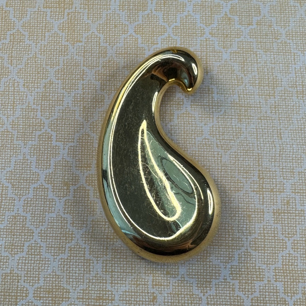 Elegant Monet Gold Paisley Brooch.